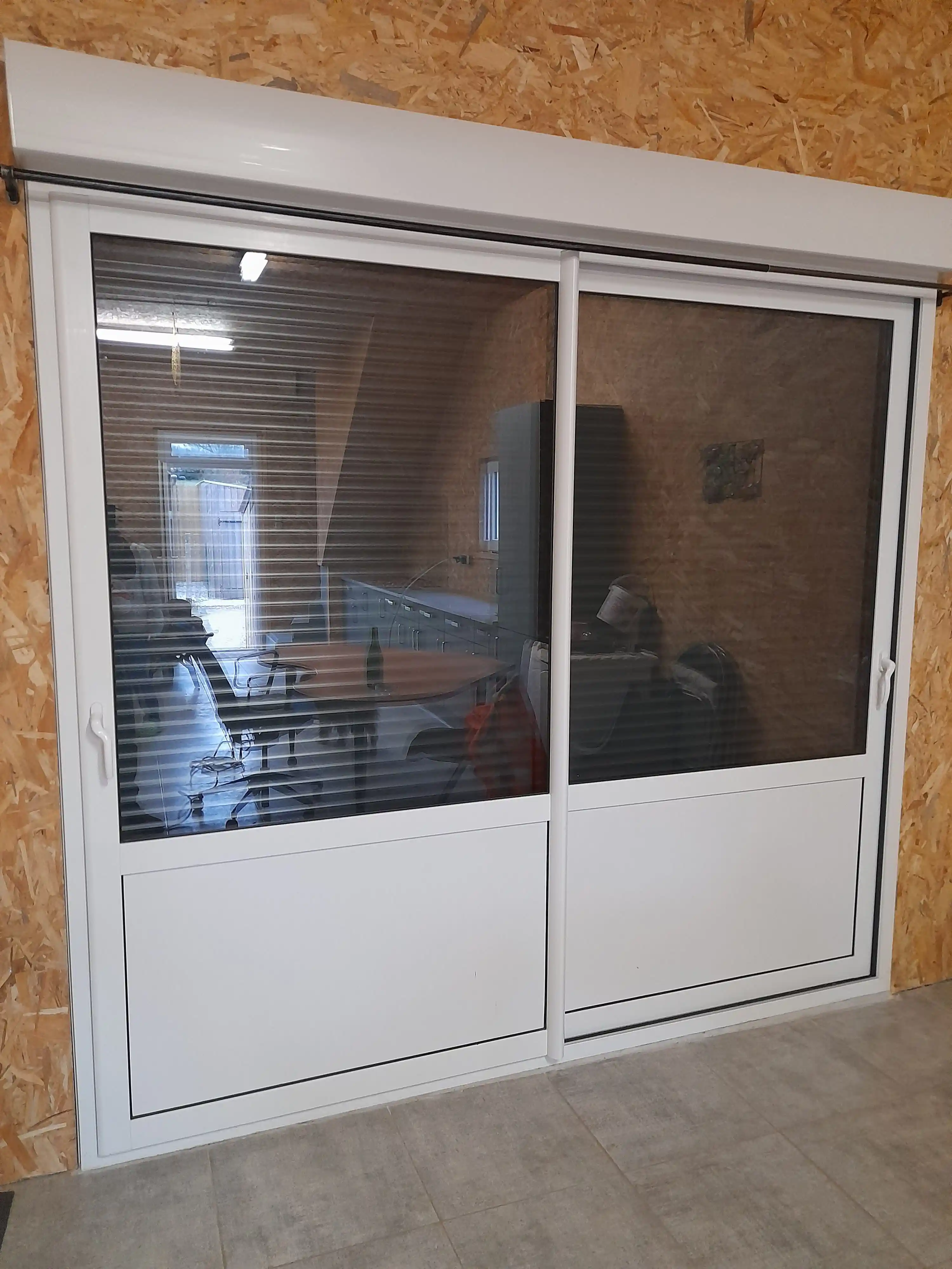 Baie coulissante blanche sur mesure avec volet roulant intégré pour isolation et confort