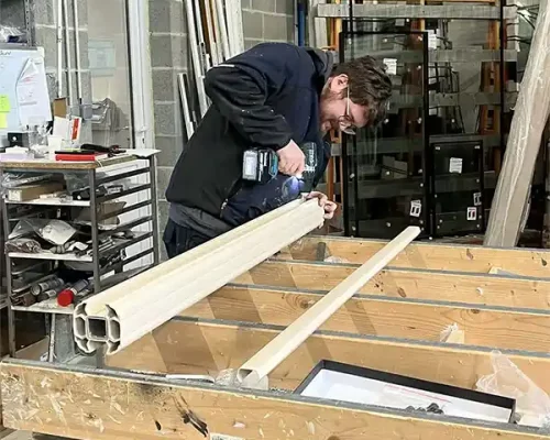 Assemblage de menuiserie PVC sur table de travail en atelier