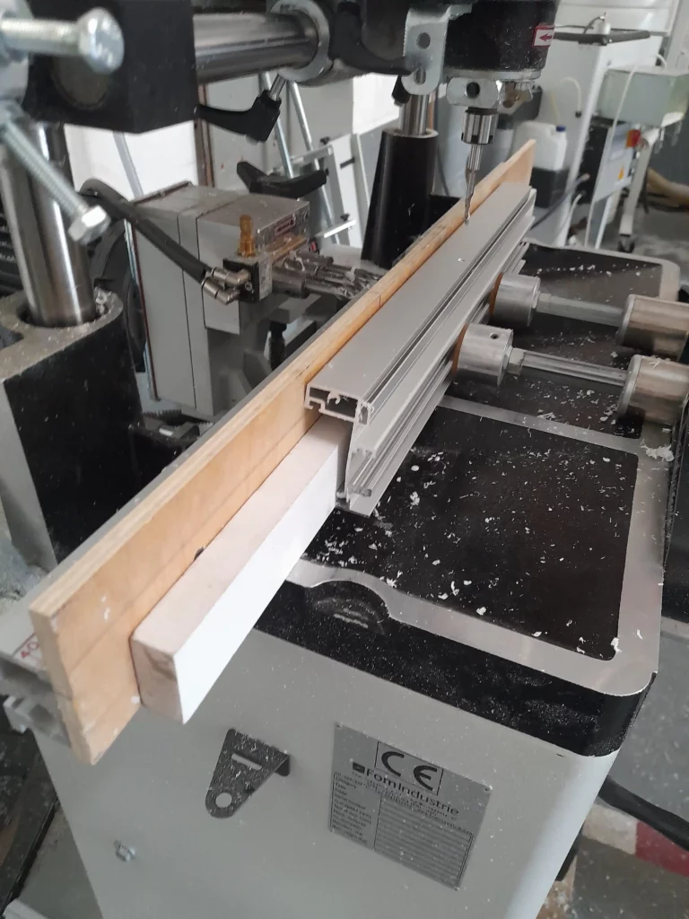 Usinage de profilé de menuiserie aluminium en atelier sur machine de fabrication de précision