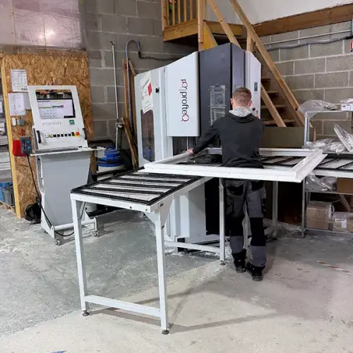Ébavureuse PVC professionnelle utilisée dans l’atelier de Performances Menuiseries pour la finition et le nettoyage des soudures de menuiseries PVC.