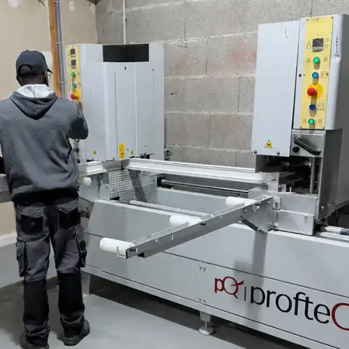 Machine de soudage PVC en atelier pour l’assemblage précis des profilés de fenêtres Performances Menuiseries