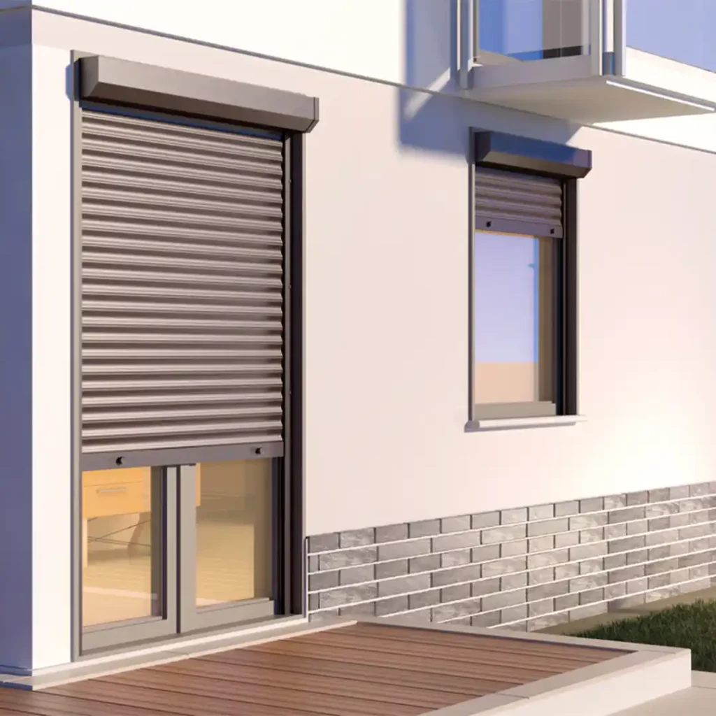 Volets roulants aluminium motorisés installés sur une maison contemporaine, offrant isolation thermique, sécurité et confort au quotidien