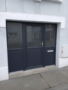 Porte 3 vantaux avec verre dépoli acide, boîte aux lettres