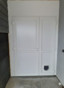 Porte extérieure pleine double vantaux avec chatière
