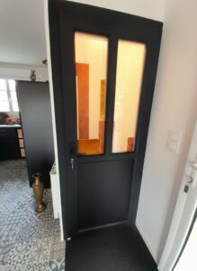 Porte intérieure noire avec vitrage décor