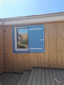 Châssis et volet battant bleu