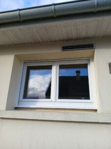 Fenêtre volet roulant solaire