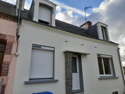 Porte et fenêtres avec volets roulants solaires