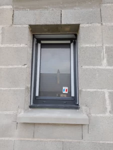 Pose de fenêtre moderne gris anthracite sur façade neuve