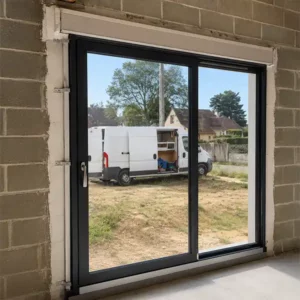 Installation d’une baie vitrée aluminium anthracite sur chantier