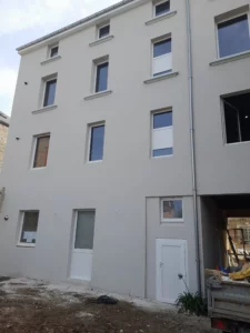 Installation de fenêtres et menuiseries extérieures sur immeuble neuf