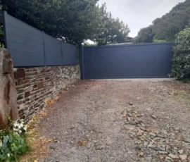 Installation de portail coulissant contemporain avec clôture assortie