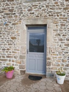 Porte d'entrée vitrée plaxée gris clair