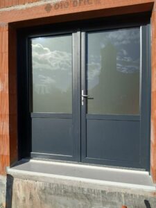 Porte d’entrée aluminium gris anthracite RAL 7016 avec vitrage décoratif installée par Performances Menuiseries