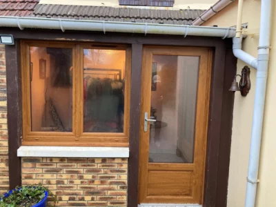 Rénovation de porte d’entrée vitrée et fenêtre finition chêne doré sur mesure