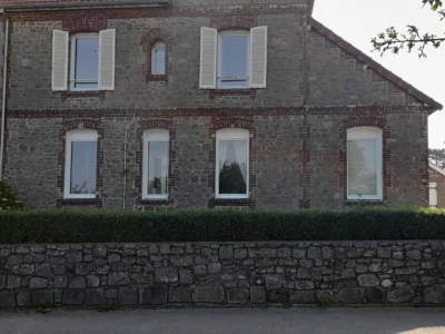 Rénovation complète de fenêtres blanches sur maison traditionnelle en pierre