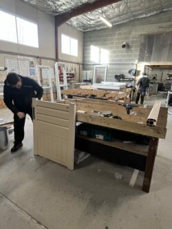 Un compagnon en train d'ajuster une menuiserie-performances menuiseries Un compagnon en train d'ajuster une menuiserie