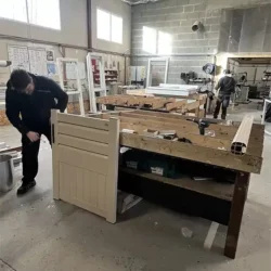 Conception et assemblage de portail aluminium sur mesure Fabrication d’un portail aluminium dans un atelier de menuiserie