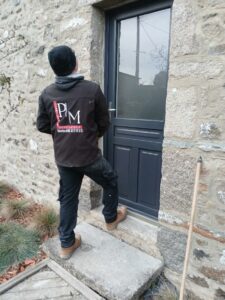 Pose d'une porte d'entrée 7016