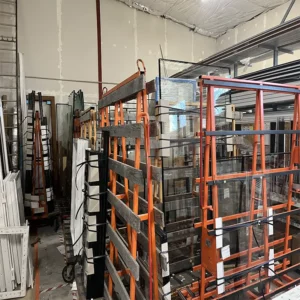 Stockage de vitrages et menuiseries PVC en atelier de fabrication à Les Pieux dans le Cotentin