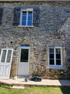 Rénovation de menuiseries avec installation de porte, fenêtres et volets roulants solaires sur une maison dans le Cotentin