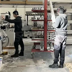 Notre équipe en pleine fabrication de menuiseries sur mesure Techniciens travaillant dans un atelier de fabrication de menuiseries PVC et aluminium