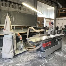 Équipement de découpe utilisé dans notre atelier de fabrication de menuiseries Machine de découpe professionnelle dans un atelier de menuiserie PVC et aluminium