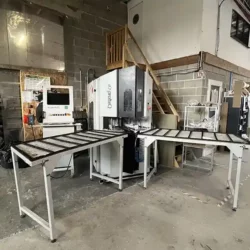 Ébavureuse PVC professionnelle utilisée dans l’atelier de Performances Menuiseries pour la finition et le nettoyage des soudures de menuiseries PVC.