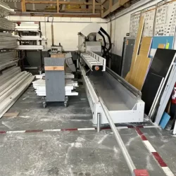 Équipement professionnel de découpe dans notre atelier de fabrication Machine de découpe utilisée dans un atelier de fabrication de menuiseries PVC et aluminium