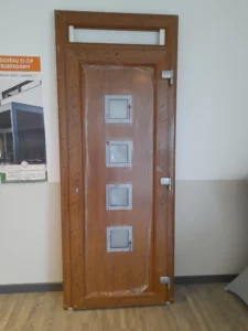 Porte d’entrée en bois chêne doré avec vitrages décoratifs sur mesure
