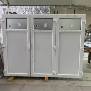 Fabrication d'une porte de garage 3 vantaux en PVC dans l'atelier de Performances Menuiseries aux Les Pieux