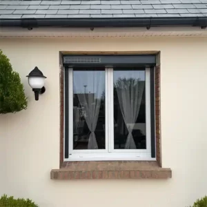 Installation d'un volet roulant solaire sur une fenêtre PVC réalisée par Performances Menuiseries