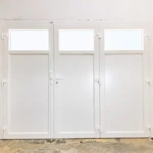 Vue intérieure d'une porte de garage 3 vantaux en PVC fabriquée et posée par Performances Menuiseries